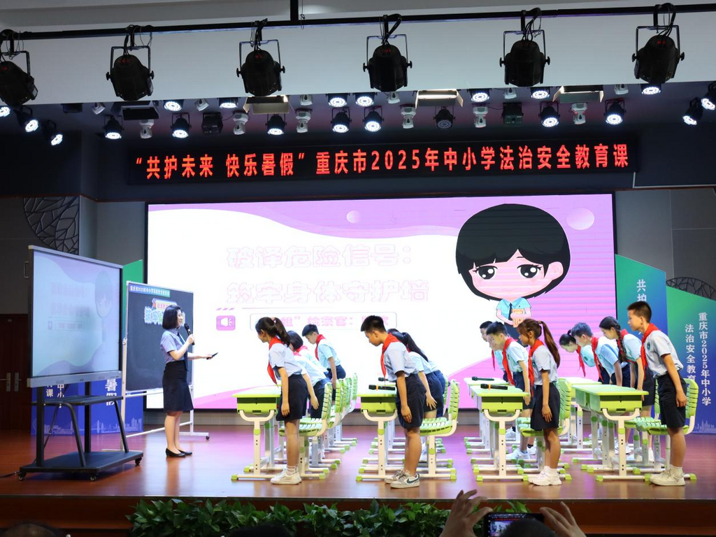 大渡口区人民检察院“莎姐”检察官陶欢讲课。通讯员 龙雅静 摄