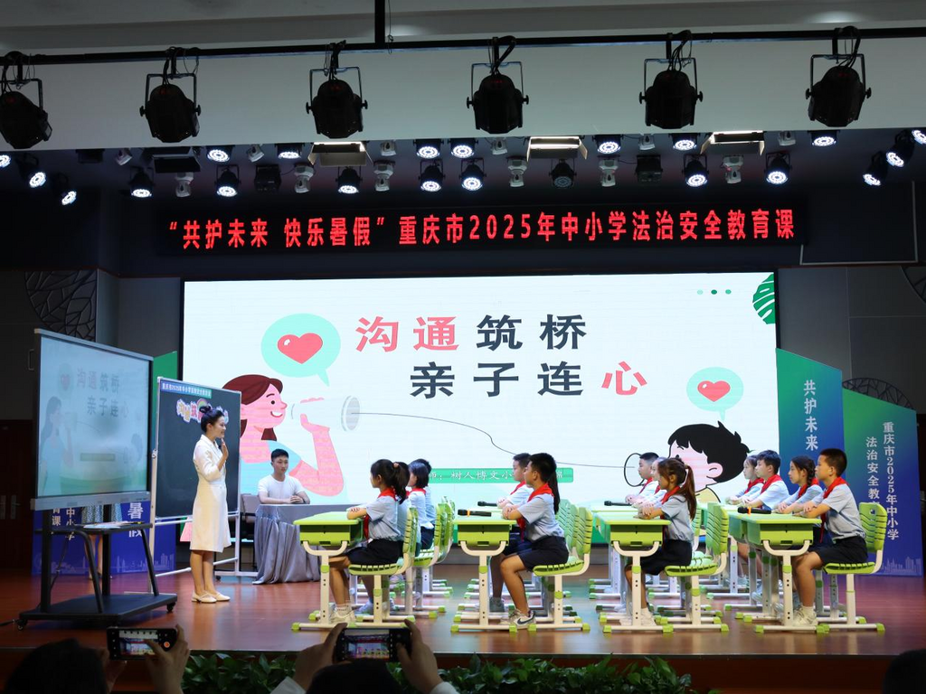 沙坪坝区树人博文小学教师胡国锦讲课。通讯员 龙雅静 摄