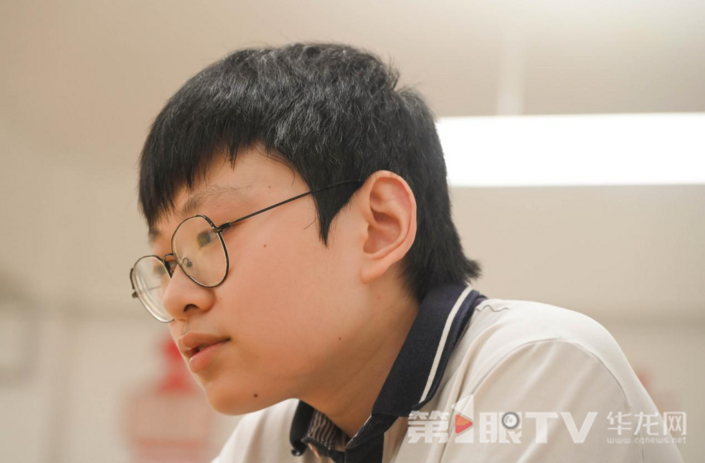 談及未來他想從事跟芯片、科技相關的工作。 第1眼TV-華龍網記者 劉潤 攝
