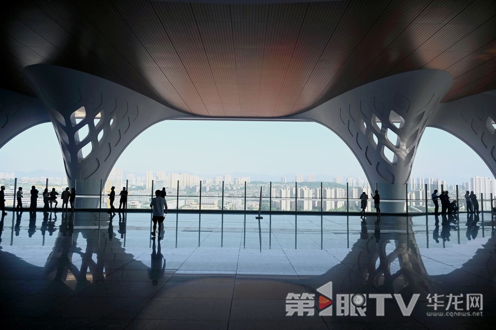 渝厦高铁重庆东至黔江段开通暨重庆东站综合交通枢纽投用。 第1眼TV-华龙网记者 李一鸣 刘润 摄