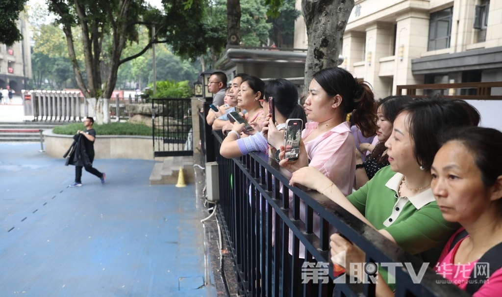 重慶巴蜀中學考點，考場外家長們翹首以盼，看著孩子進場的背影，她們久久不肯離去。