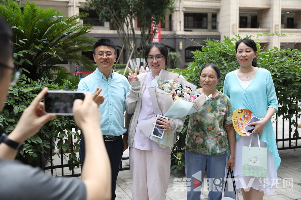 重慶巴蜀中學(xué)考點，隨著文科最后一科考試結(jié)束鈴響，考生們步伐輕快地走出考場，在考場外等候多時家長，為孩子送上鮮花和禮物花束，彼此臉上洋溢著如釋重負的笑容。第1眼TV-華龍網(wǎng) 李文科 李舒 攝影