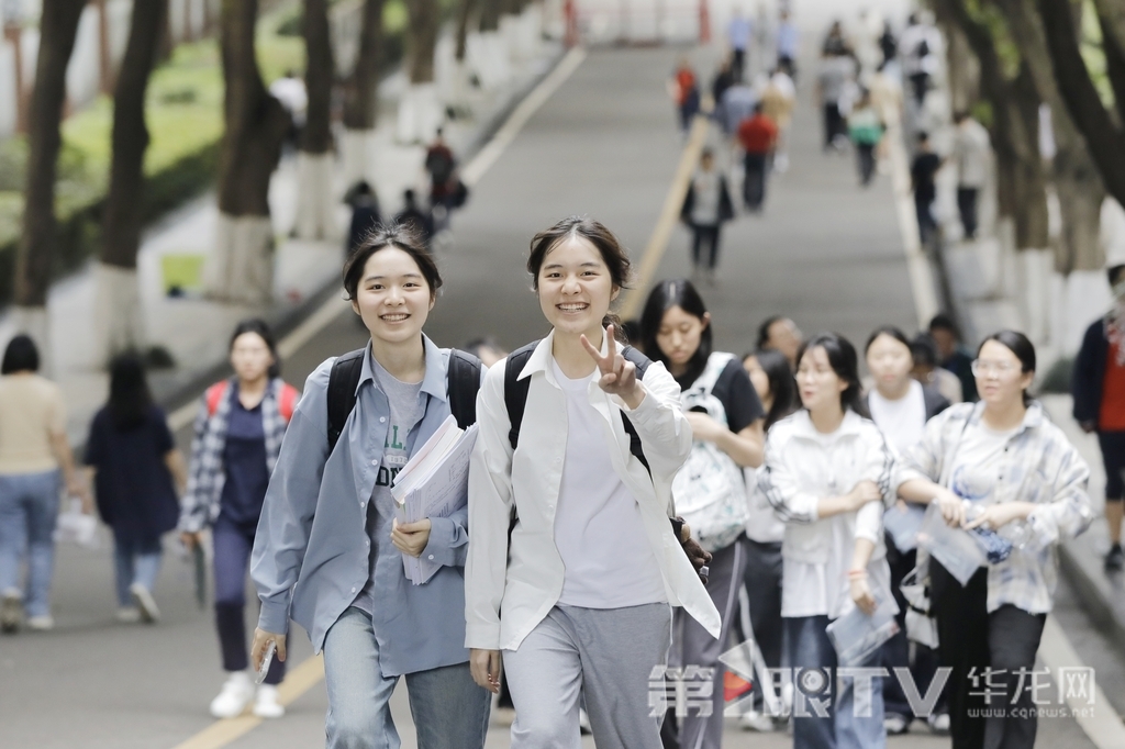 6月9日中午，重慶一中考點，結(jié)束當(dāng)天第二場考試后的考生走出考點。 第1眼TV-華龍網(wǎng) 石濤  謝鵬飛 攝
