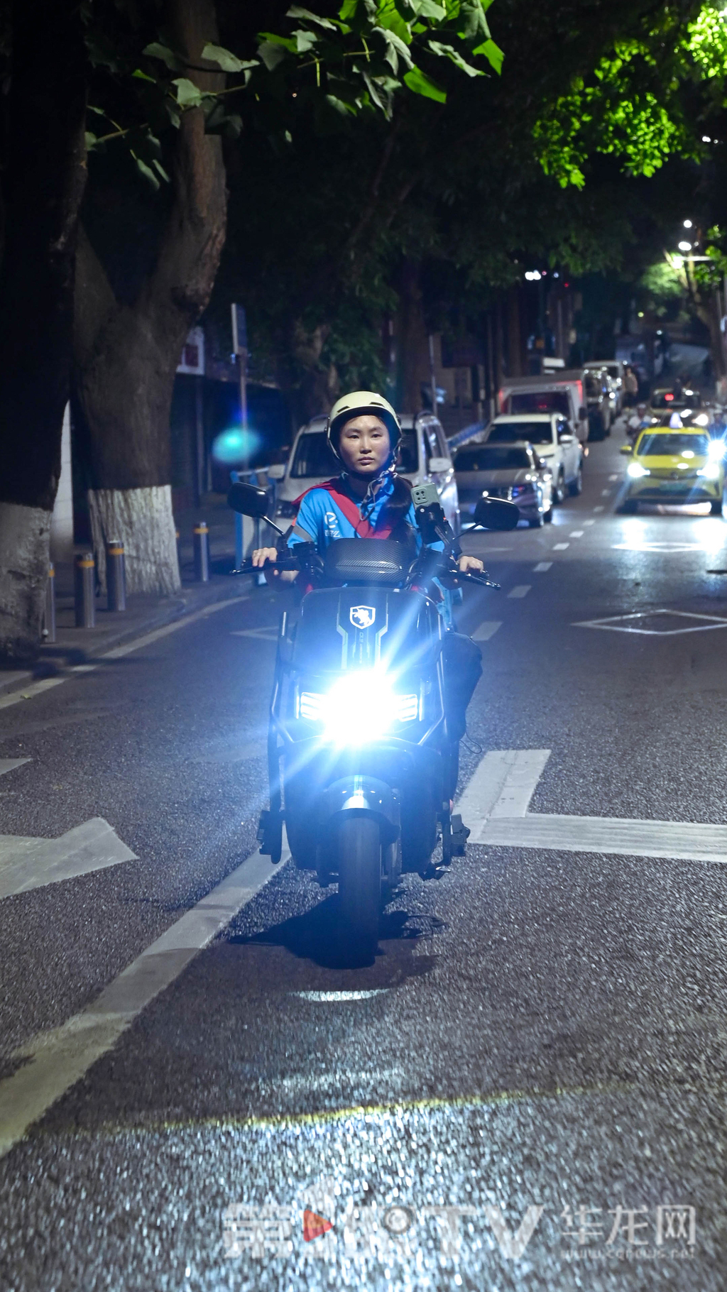 深夜刘英开始送外卖。 第1眼TV-华龙网记者 刘润 摄