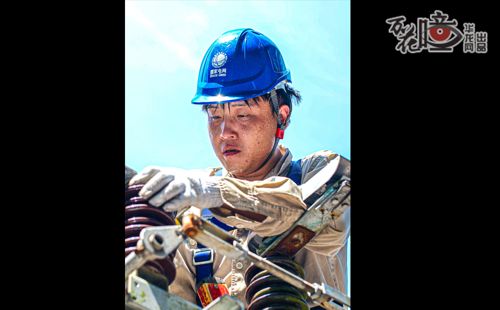 国网重庆市南供电公司工作人员不惧“烤”验，在巴南区惠民街道35千伏惠民变电站检修一线，守护城市“电力动脉”。