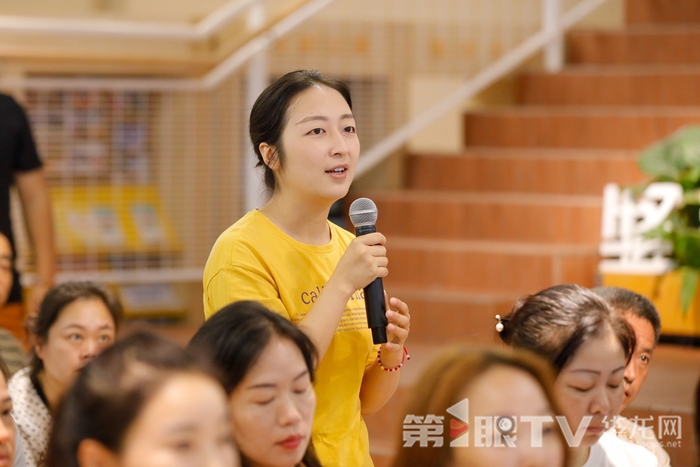 现场提问。第1眼TV-华龙网记者 石涛 摄
