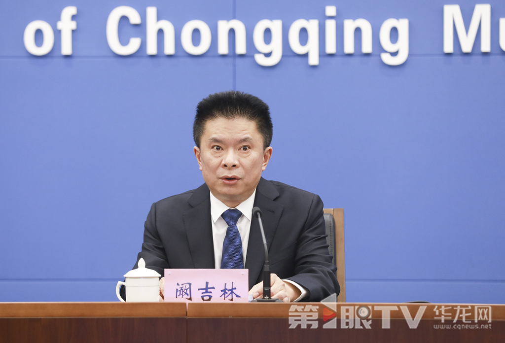8月27日，2025年民生政策例行吹風(fēng)會(huì)第三場(chǎng)——解讀《重慶市向中度以上失能老年人發(fā)放養(yǎng)老服務(wù)消費(fèi)補(bǔ)貼項(xiàng)目實(shí)施方案》舉行。圖為市民政局局長(zhǎng)闞吉林介紹相關(guān)情況。第1眼TV-華龍網(wǎng)首席記者 李文科 攝