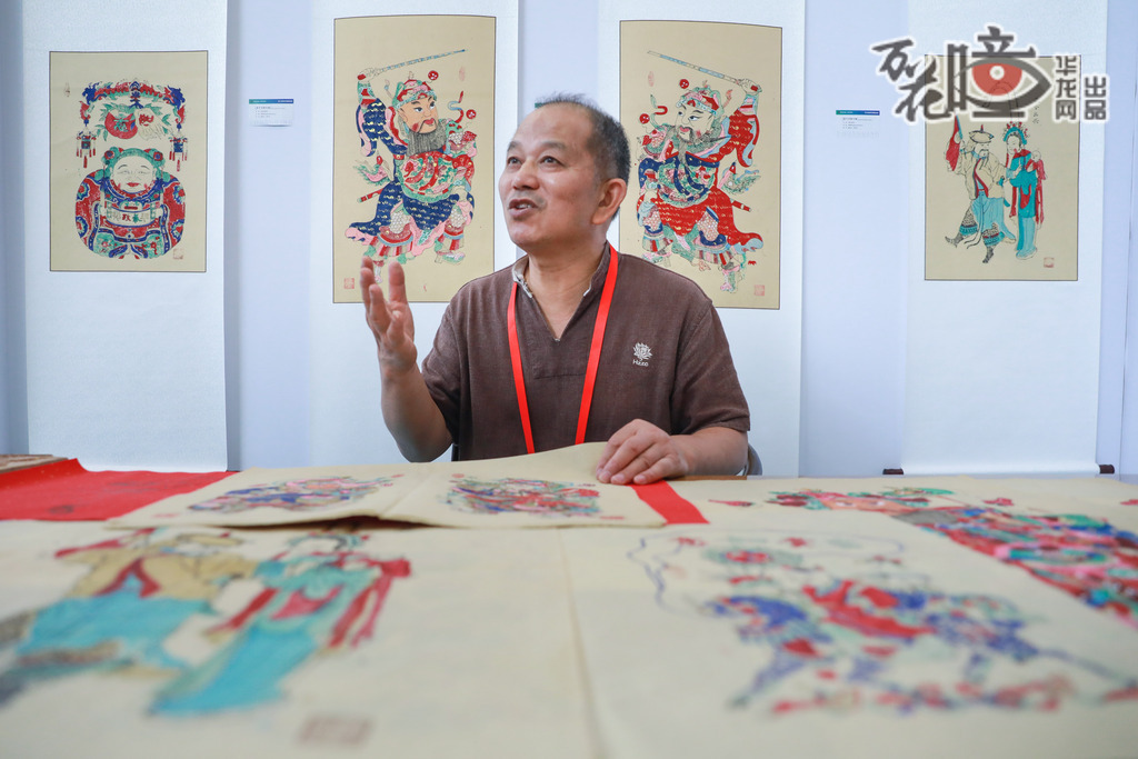 梁平木版年畫(huà)（國(guó)家級(jí)非遺代表性項(xiàng)目）:  作為東道主，重慶帶來(lái)38項(xiàng)“看家本領(lǐng)”。其中，梁平木版年畫(huà)展臺(tái)，門(mén)神、戲曲故事題材的作品構(gòu)圖飽滿(mǎn)，色彩對(duì)比強(qiáng)烈，極具趣味性和視覺(jué)沖擊力。