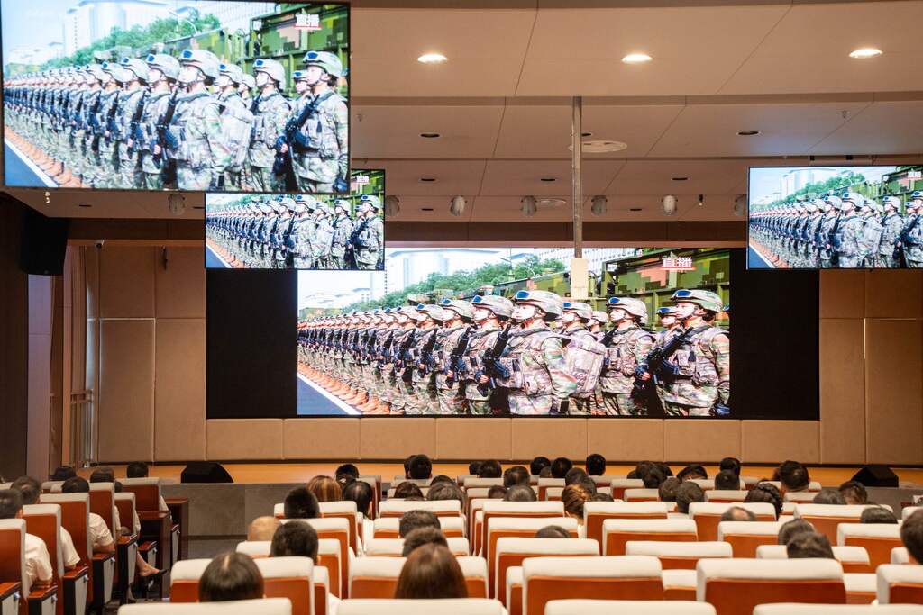 重慶水務(wù)集團(tuán)組織本部及所屬單位干部職工觀看閱兵儀式。企業(yè)供圖