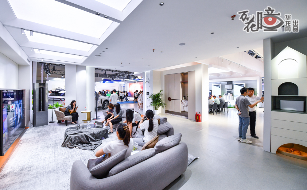N1館智能居家展區(qū)內(nèi)，全屋智能控制系統(tǒng)、智能家電等產(chǎn)品聯(lián)動(dòng)，呈現(xiàn)從起床、用餐到休閑的全場(chǎng)景智慧生活，讓觀眾提前體驗(yàn)“未來(lái)家”的便捷。