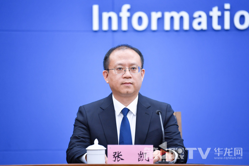 10月11日，“高質量完成‘十四五’規(guī)劃 譜寫中國式現(xiàn)代化重慶篇章”系列主題新聞發(fā)布會（第十八場）舉行，本場介紹“十四五”時期重慶司法行政高質量發(fā)展成效。圖為市司法局副局長張凱回答記者提問。第1眼TV-華龍網(wǎng)記者 李一鳴 攝