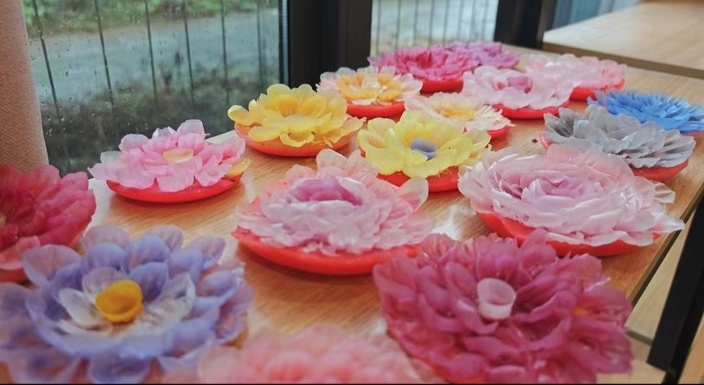 學(xué)生們制作的花瓣蠟燭。第1眼TV-華龍網(wǎng) 董悠 攝