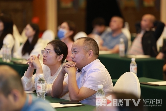 臺(tái)下認(rèn)真觀戰(zhàn)的選手。第1眼TV-華龍網(wǎng)記者 張馨月 攝