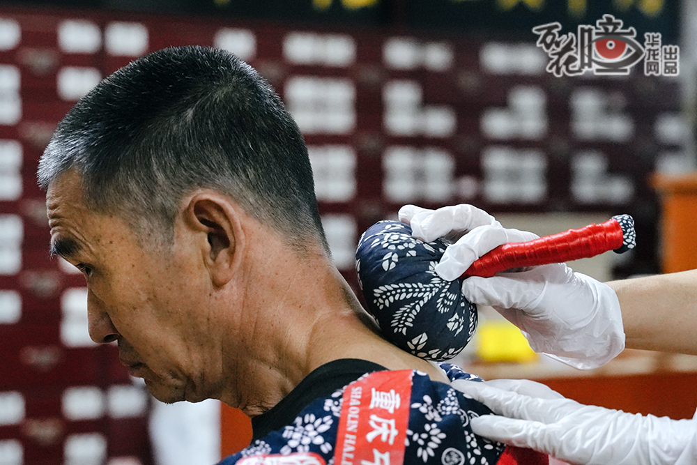 你知道趟熱敷嗎？就是將熱毛巾或黃土紙加熱水貼于患者疼痛部位，來(lái)回滾動(dòng)，用于治療落枕、肌肉酸痛等疾病。