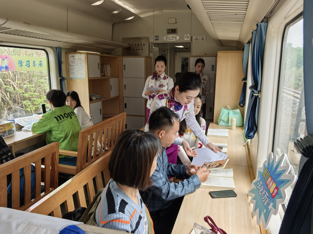市民游客在火车上阅读。重庆图书馆供图