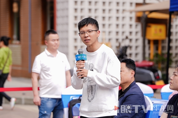 市民提问。第1眼TV-华龙网记者 刘柳 摄 (2)