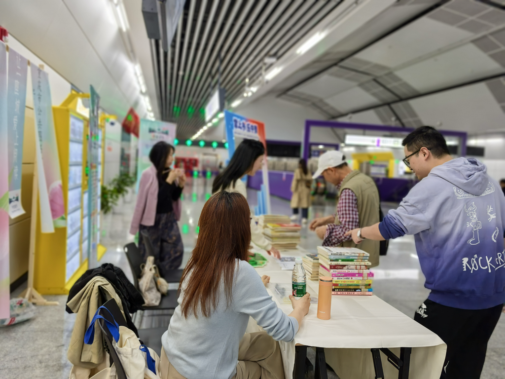 轨道南湖站,市民参加免费赠书活动。主办方供图