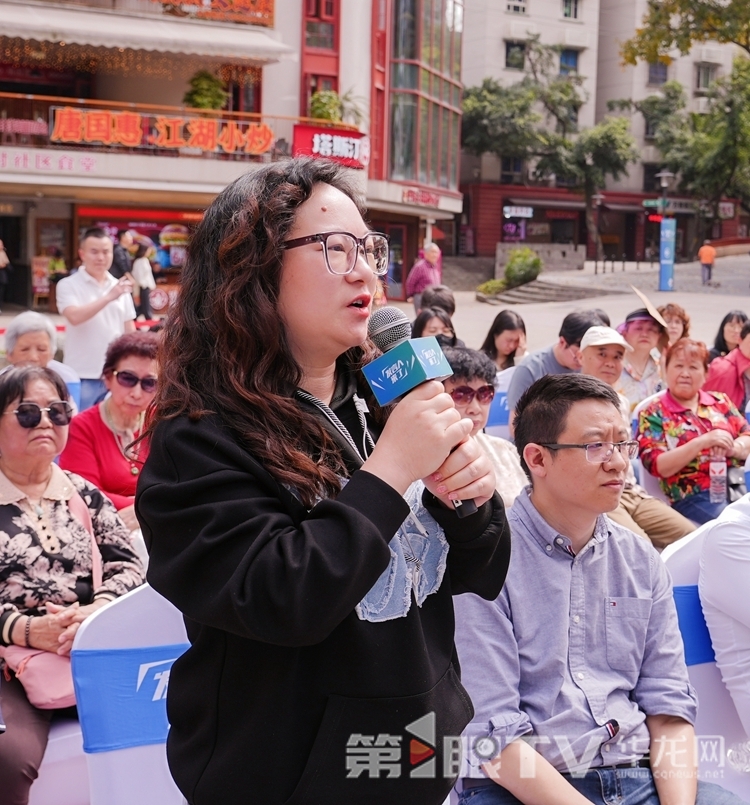 市民提问。第1眼TV-华龙网记者 刘柳 摄