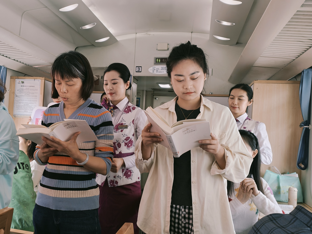 市民游客在火车上阅读。重庆图书馆供图