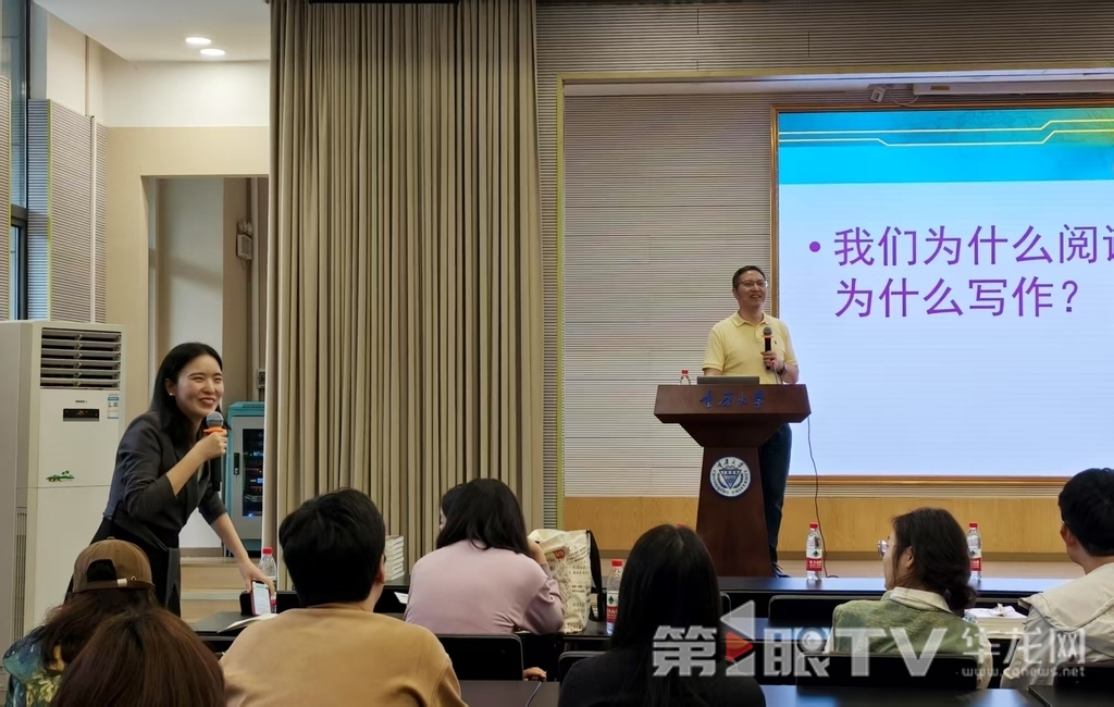 张小强教授在讲座上与学生们互动。首席记者 林楠 摄