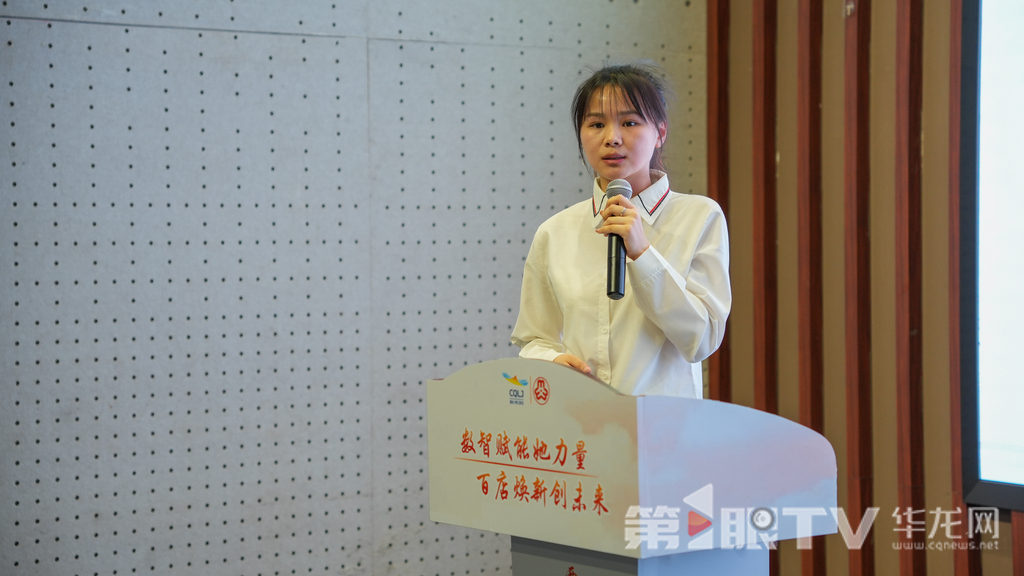 市企业码上服务工作专班讲解人员龙潞现场演示“企业码上服务”平台。第1眼TV-华龙网记者 陈毅 摄