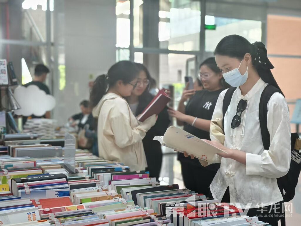 师生们在逛书展。首席记者 林楠 摄