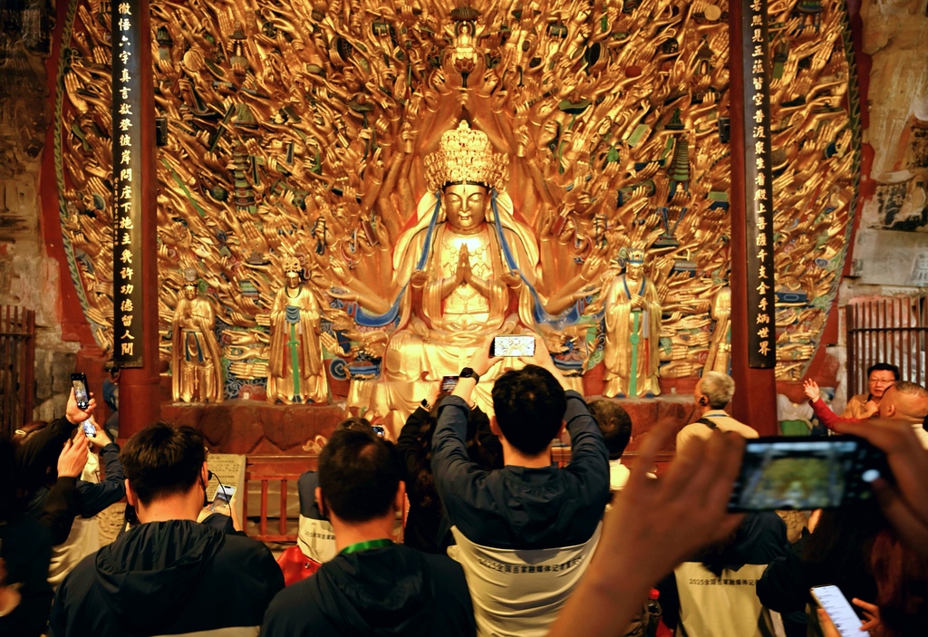 采訪團(tuán)參觀千手觀音造像,。 第1眼TV-華龍網(wǎng)記者 劉潤 攝