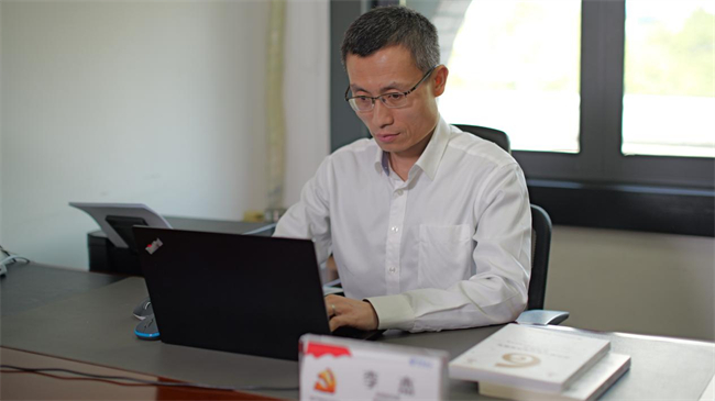 工作中的李杰。中国电信重庆公司供图