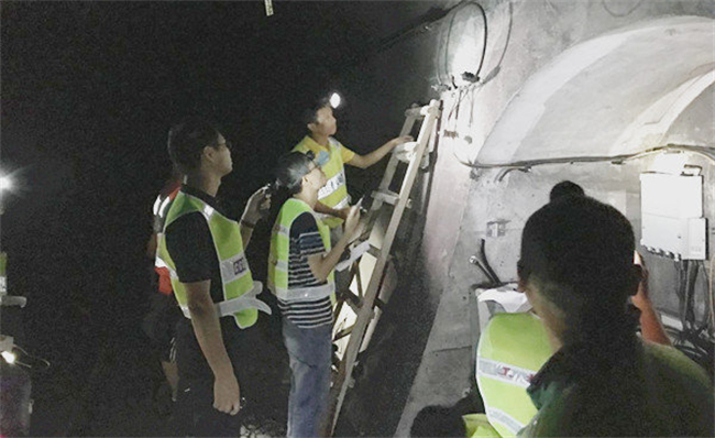 李杰带领团队处理轨道无线网络故障。受访者供图