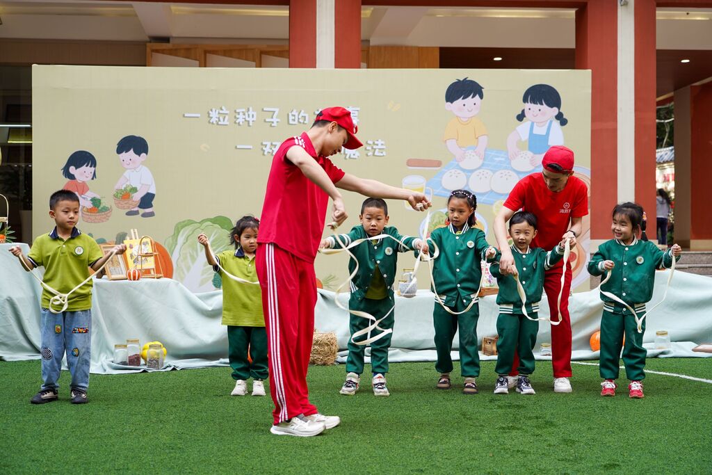 孩子們體驗甩面。 活動主辦方供圖