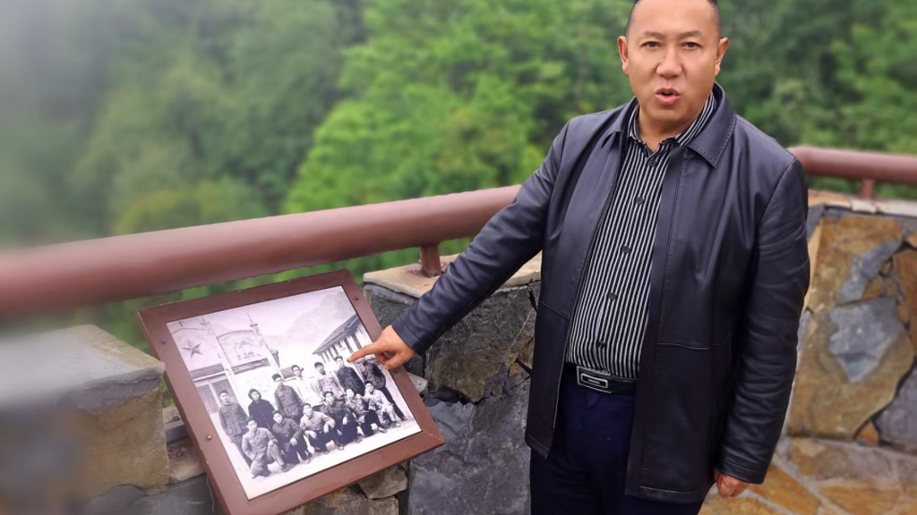 大窩社區(qū)書記講述一磺廠的變遷。 通訊員 榮合清 攝