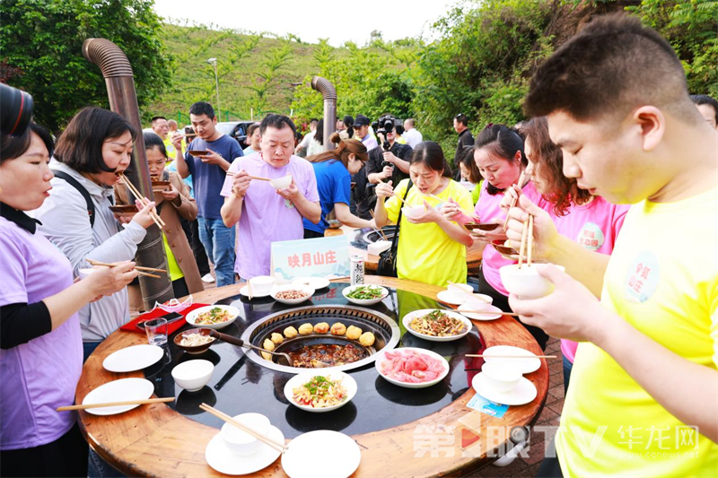 活動(dòng)現(xiàn)場，市民游客品嘗各農(nóng)家樂代表隊(duì)制作的柴火雞。第1眼TV-華龍網(wǎng) 姬一鳴 攝