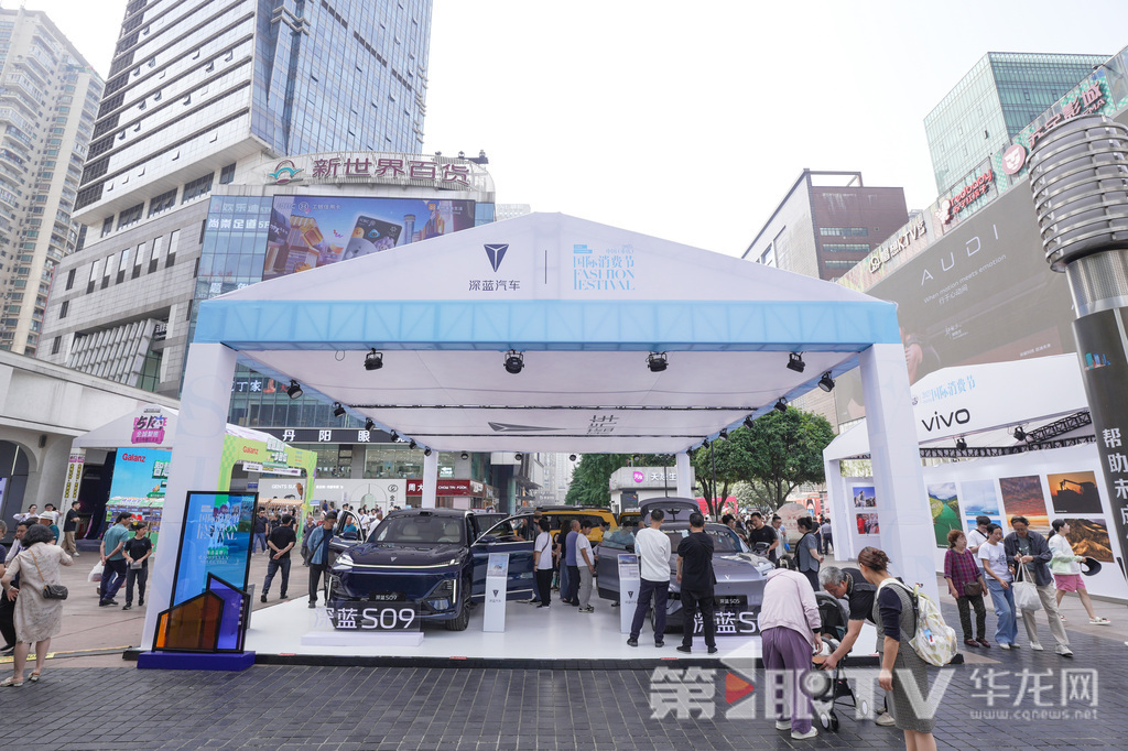 市民在活动现场选购车辆。第1眼TV-华龙网记者 李一鸣 摄2