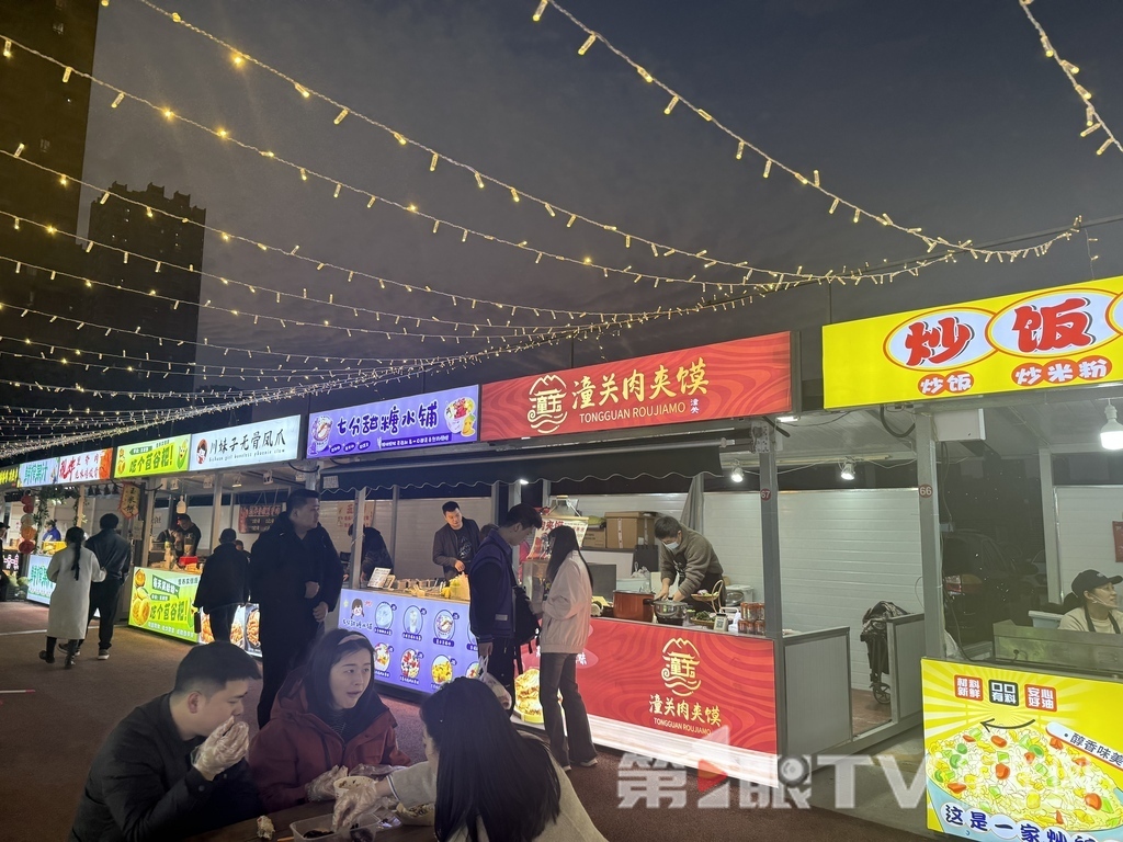 夜幕降臨,“食光漫巷”集市陸續(xù)迎來食客。第1眼TV-華龍網(wǎng) 曹妤 攝