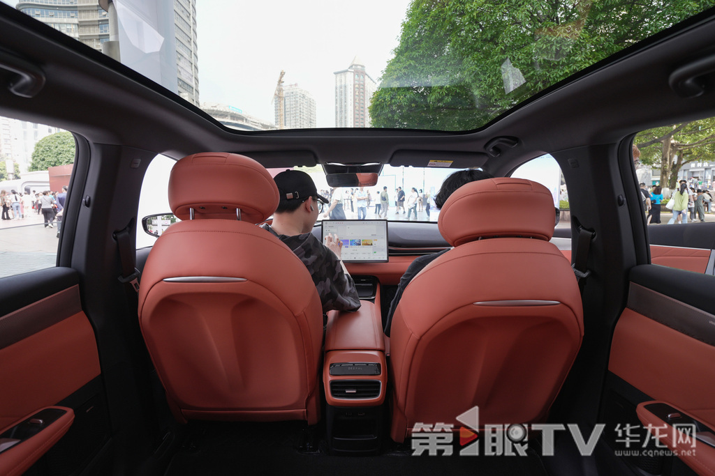 市民在活動(dòng)現(xiàn)場體驗(yàn)。第1眼TV-華龍網(wǎng)記者 李一鳴 攝
