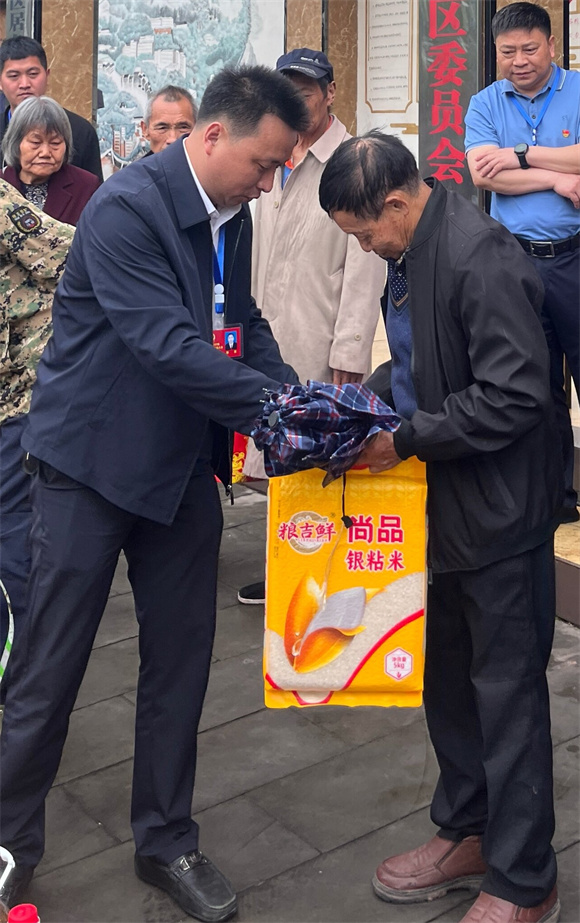 區鎮人大代表、白沙鎮鎮長鄒波慰問孤寡老人。白沙鎮供圖 第1眼TV-華龍網發