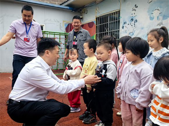 區人大代表黃云明為留守兒童送護眼臺燈。白沙鎮供圖 第1眼TV-華龍網發
