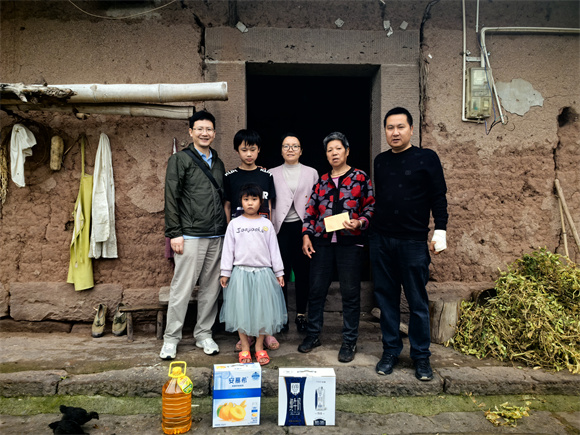 區人大代表張運洪及家人關愛困境兒童。白沙鎮供圖 第1眼TV-華龍網發
