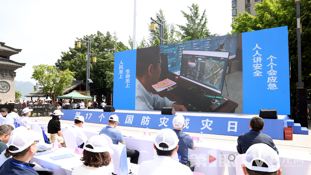 丰都县三建镇蔡森坝村举行地质灾害应急演练。第1眼TV-华龙网记者 李燊 摄
