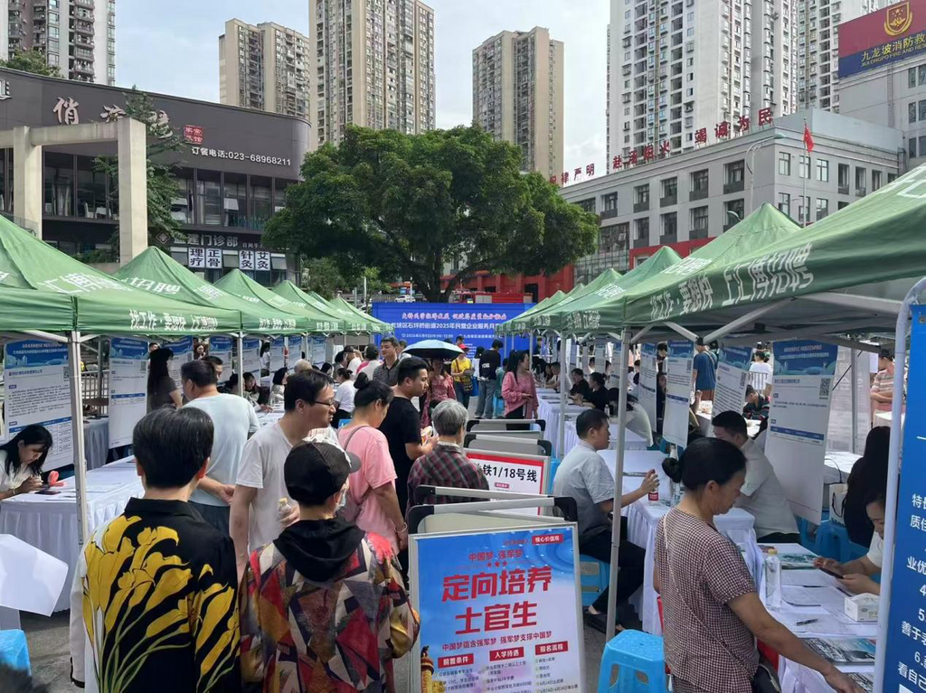 招聘会现场火热。主办方 供图