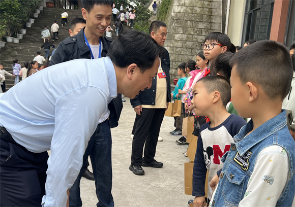 區鎮人大代表、白沙鎮黨委書記曹均平關愛留守兒童。白沙鎮供圖 第1眼TV-華龍網發