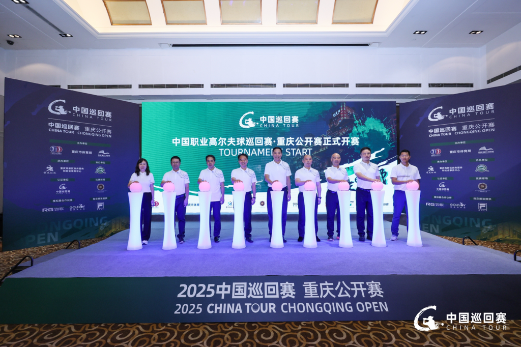 嘉宾共同启动比赛。组委会供图