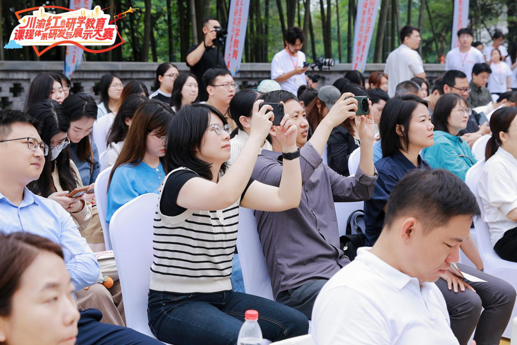 现场观众热情高涨。共青团重庆市委供图