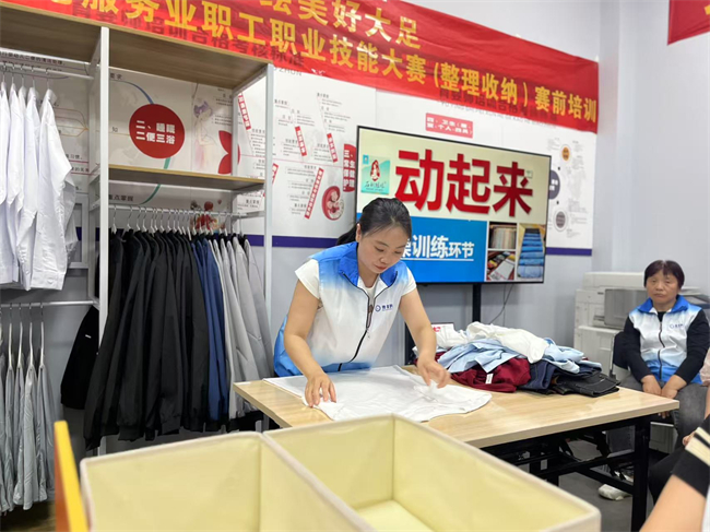 張恒參加“筑技能匠心 繪美好大足”2025年大足區家政暨養老服務業職工職業技能大賽，獲得整理收納項目組一等獎。受訪者供圖