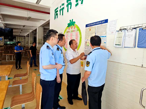 相關執法人員在校園檢查。大足區市場監管局供圖 第1眼TV-華龍網發