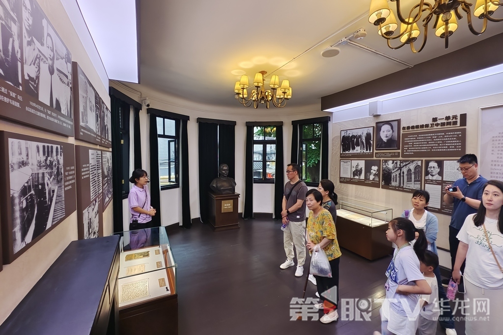 游客们在重庆宋庆龄纪念馆参观。第1眼TV-华龙网记者 石涛 摄