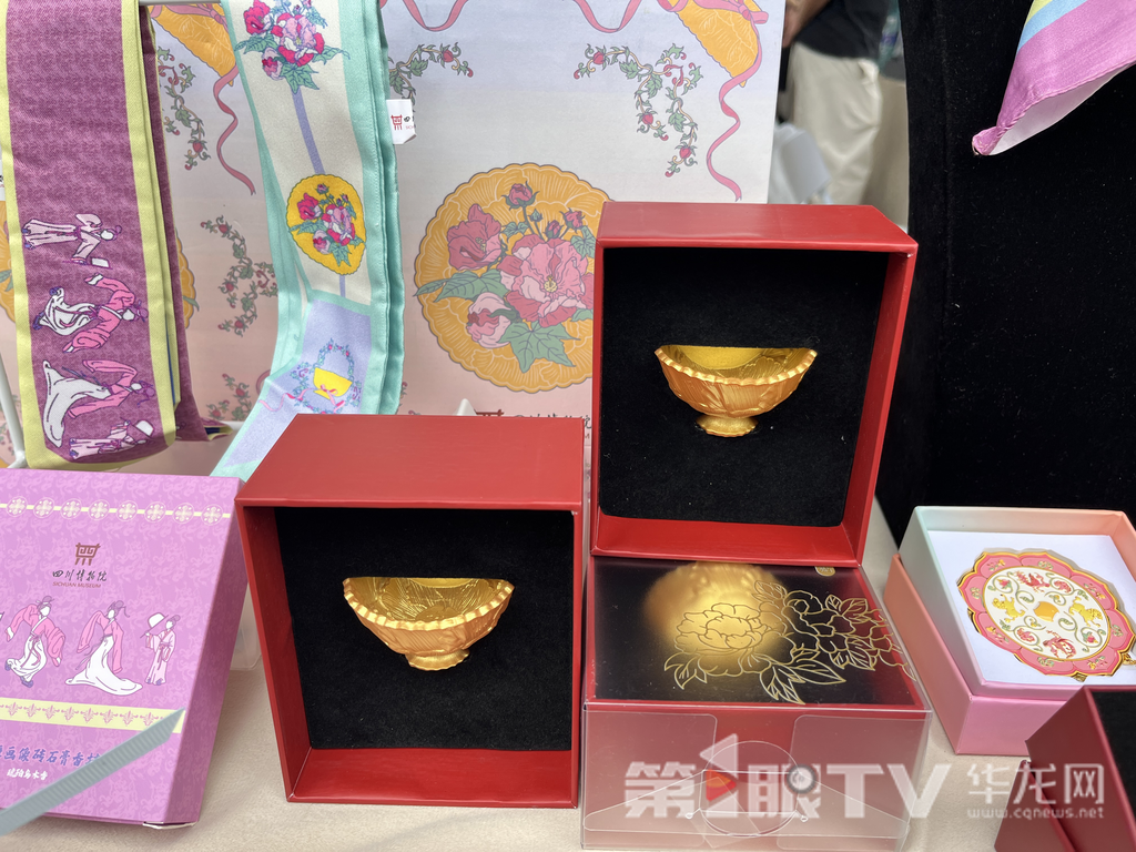 四川博物院芙蓉花瓣金碗。第1眼TV-华龙网记者吴礼霜 摄