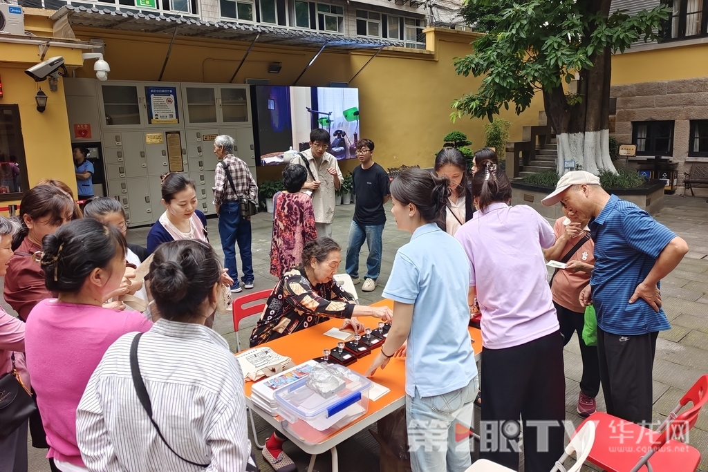 重庆宋庆龄纪念馆邀请社区商户和居民,参与文化体验活动。第1眼TV-华龙网记者 石涛 摄