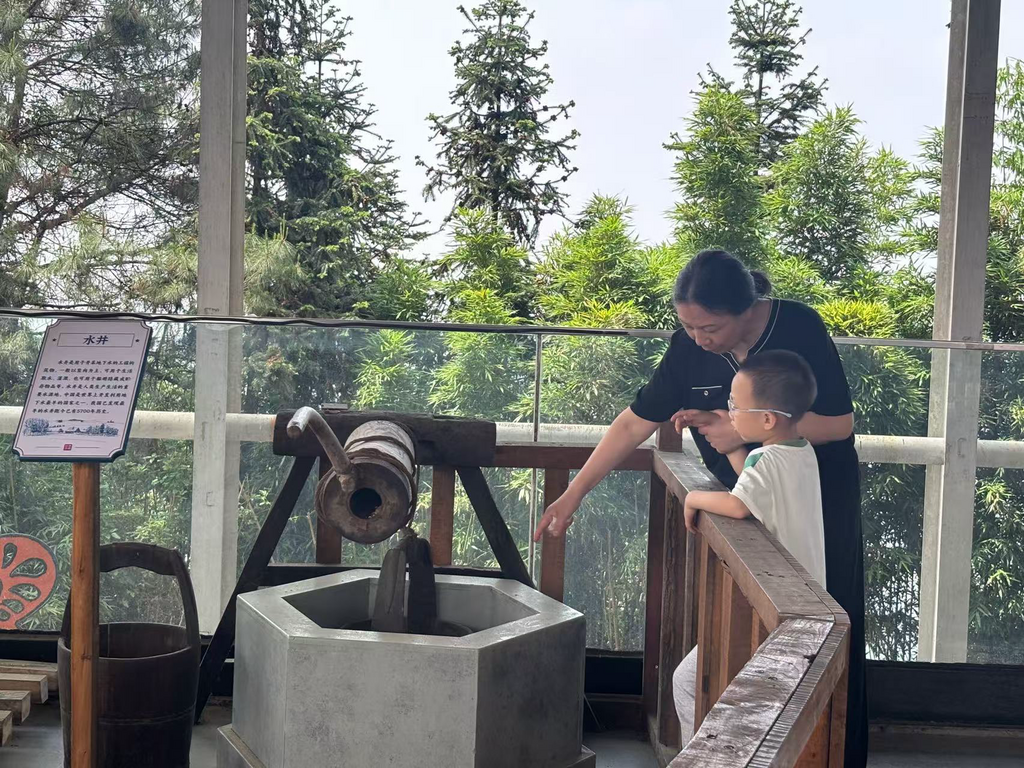 游客学习和了解老式水井。景区供图