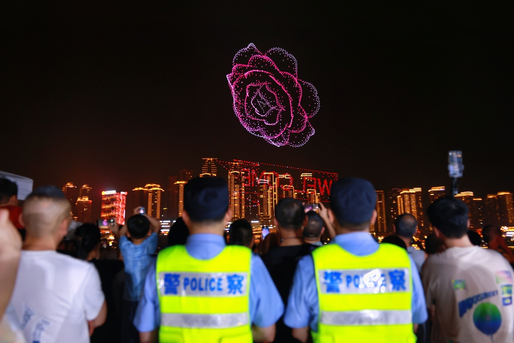 5 節日期間,江北城派出所執勤民警保障節日無人機表演。江北城街道供圖 第1眼TV-華龍網發